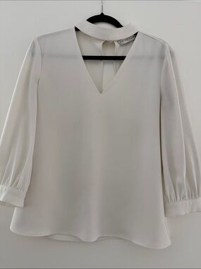 Trina Turk Cream V-Neck Blouse with Band Collar